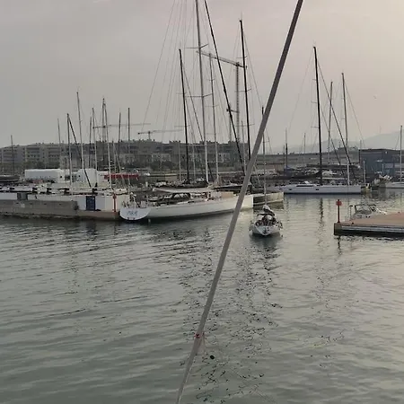 Precioso Barco En Barcelona Badalona