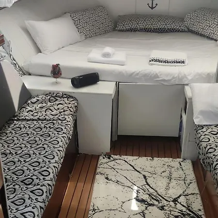 Botel Precioso Barco En Barcelona