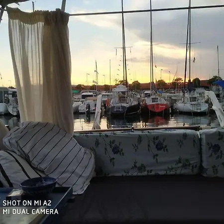 Precioso Barco En Barcelona